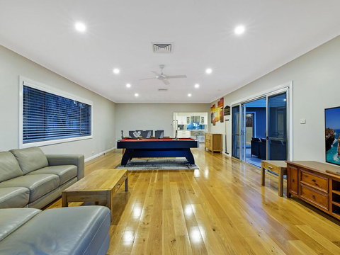 Lavish Lakefront Pool House - Local Tourism 1