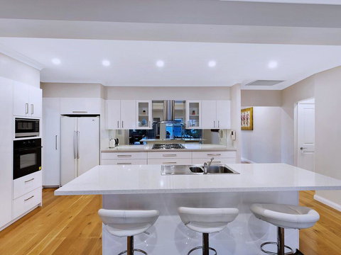 Lavish Lakefront Pool House - Local Tourism 3