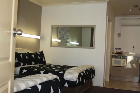 Leagues Motel - Accommodation Australia 3