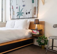 Light Filled Contemporary Urban Oasis Apt  Parking - Bed n Breakfasts