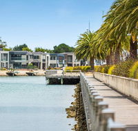 Luxe 101  Martha Cove waterfront luxury on the marina walk to beach - Accommodation Australia