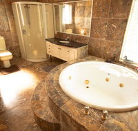 Luxuary self-contained living with Spa. - Accommodation Australia