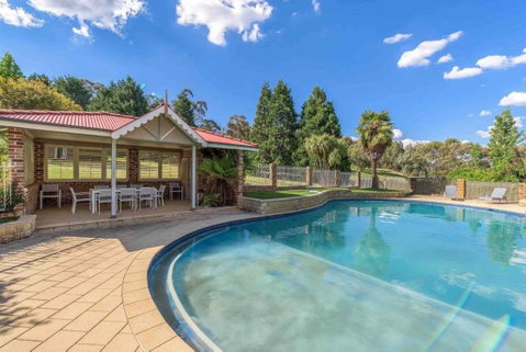 Luxurious Home On 5 Acres, Close To CBD - Sleeps 18 - Accommodation Australia 1