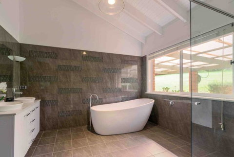 Luxurious Home On 5 Acres, Close To CBD - Sleeps 18 - Accommodation Australia 3