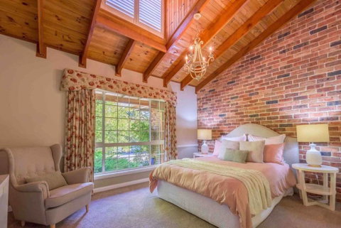 Luxurious Home On 5 Acres, Close To CBD - Sleeps 18 - Accommodation Australia 2