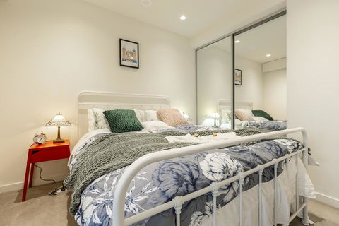 LUXURIOUS RIVERSIDE RESORT STYLE APARTMENTPOOLSPAGYMROOFTOP WITH CITY VIEWS - Accommodation Australia 1