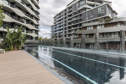 LUXURIOUS RIVERSIDE RESORT STYLE APARTMENTPOOLSPAGYMROOFTOP WITH CITY VIEWS - Accommodation Australia 2