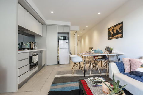 LUXURIOUS RIVERSIDE RESORT STYLE APARTMENTPOOLSPAGYMROOFTOP WITH CITY VIEWS - Accommodation Australia 3