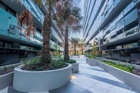 Luxury 2BR Yarra River Views WIFI-Netflix-Pool-Gym - Australia Shopping 1