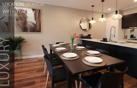 LUXURY Davcorp Executive Rentals - Free Wifi Wine Netflix And Parking In Brompton - Accommodation Australia 0