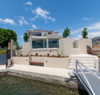 Luxury Waterfront Family Entertainer on Dolphin - Accommodation Australia