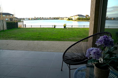 Luxury Waterfront Villa In Sanctuary Lakes - Accommodation Australia 1