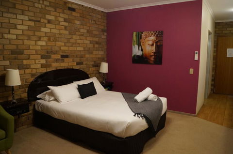 Magdala Motor Lodge & Lakeside Restaurant - Accommodation Australia 2