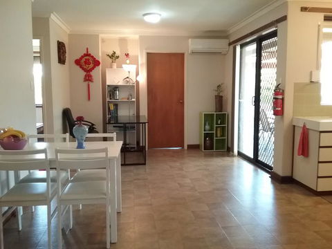 Maggie's Family Retreat - Australia Shopping 3