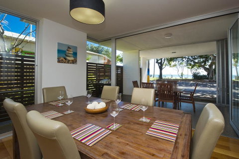 Maggies Beachfront Apt. 1 - Accommodation Australia 3