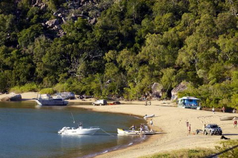 Maggies Beachfront Apt. 9 - Accommodation Australia 2