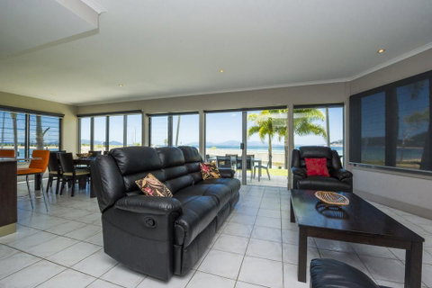 Magnetic Docks Townhouse 1 - Accommodation Australia 2