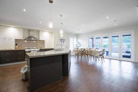 Magnificent Lux Stay@Mont Albert 4BR/WIFI/Garage - Accommodation Australia 3