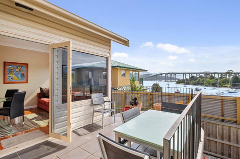 Manfield City Waterfront View Cottage - Australia Shopping 1