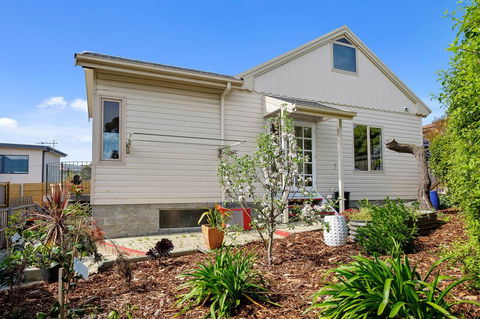 Manfield City Waterfront View Cottage - Australia Shopping 2