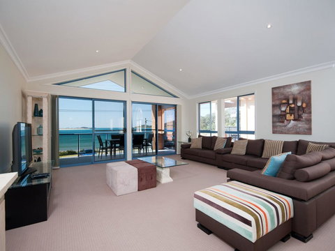Marine Dr 2/68 - Fingal Bay - Bed n Breakfasts 3