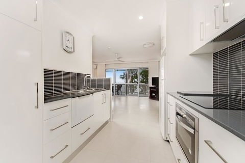 Marlin Waters Beachfront Apartments - Accommodation Australia 2