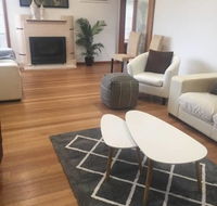Melbourne delightful  comfortable home. Sleeps 10. Walk to train. 17 km from CBD. - Accommodation Australia