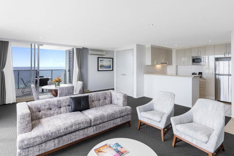 Meriton Suites Broadbeach - Accommodation Australia 3