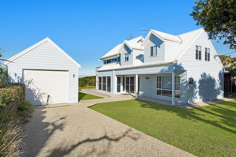 Middle Rock Beach House - Beach Front, Lake Cathie - Accommodation Australia 0