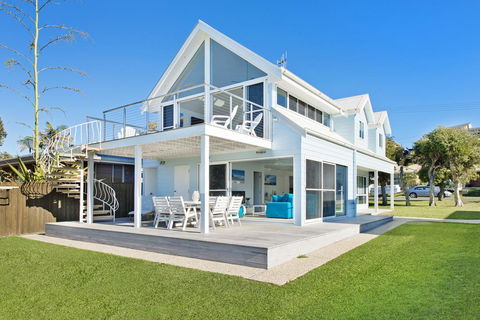 Middle Rock Beach House - Beach Front, Lake Cathie - Accommodation Australia 2