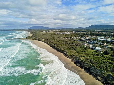Middle Rock Beach House - Beach Front, Lake Cathie - Accommodation Australia 3