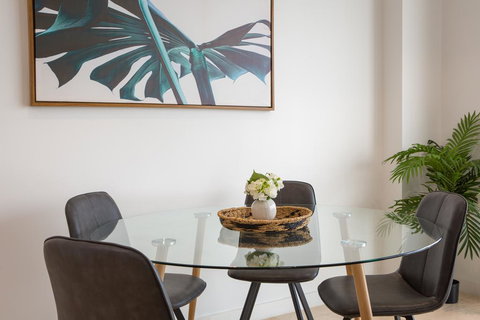 Modern 2 Bedroom Apartment In The Heart Of Burwood - Bed n Breakfasts 2