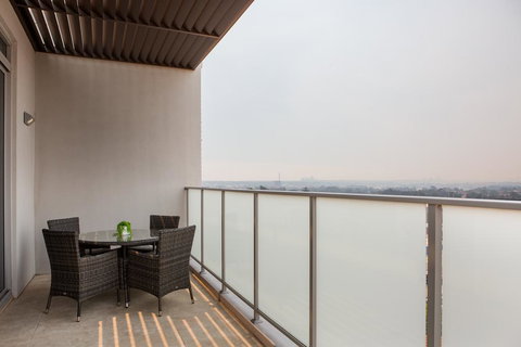 Modern 2 Bedroom Apartment In The Heart Of Burwood - Bed n Breakfasts 3