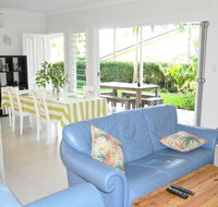 MODERN 3 BEDROOM APARTMENT IN TRADITIONAL QUEENSLANDER  PATIO LEAFY YARD POOL - Local Tourism