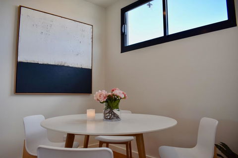 Modern And Elegant Apartment Near The Beach - Accommodation Australia 2