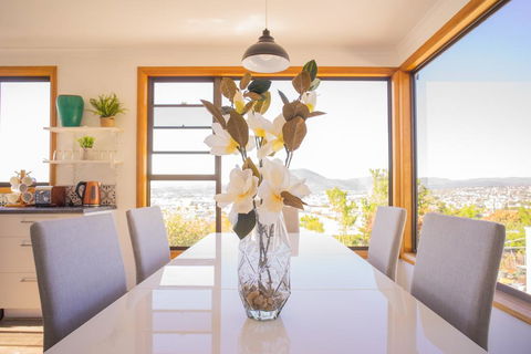 Moonah House-10 Mins To CBD & MONA, 4BR, 2 BATH, Great View, Park 3 Cars, Sleep 11, King Bed, En-suite - Australia Shopping 0