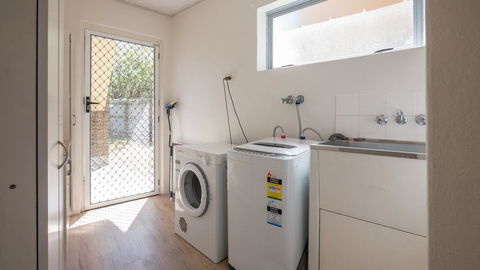 Moondara Unit 2, 21 Bulcock Beach Esplanade, Bulcock Beach - Accommodation Australia 2