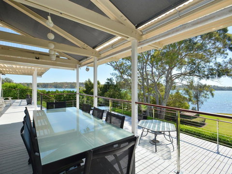 Morisset Bay Waterfront Views Lake House Looking Over Trinity Marina - Accommodation Australia 0