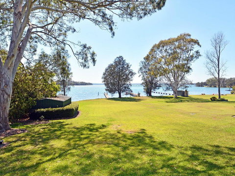 Morisset Bay Waterfront Views Lake House Looking Over Trinity Marina - Accommodation Australia 3