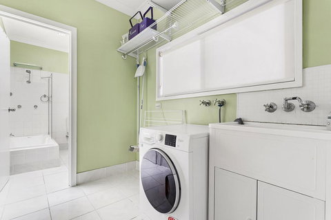 Morna Point Road 86A, Nell's Cottage - Local Tourism 2