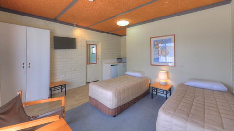 Motel Meneres - Australia Shopping 2