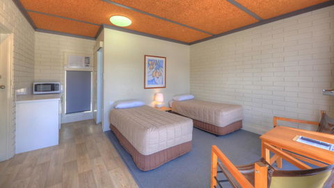 Motel Meneres - Australia Shopping 1
