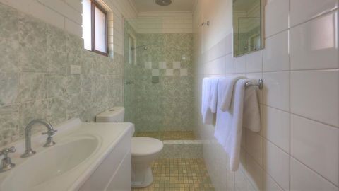 Motel Meneres - Australia Shopping 3