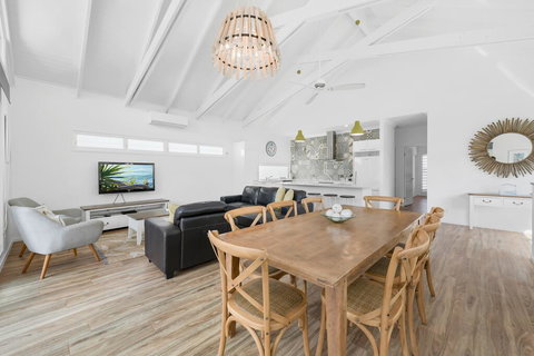 Mudjimba Island Beach House - Australia Shopping 1