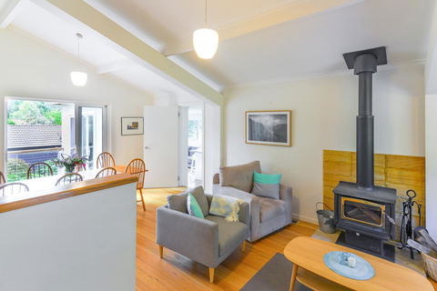NATURE LOVERS DREAM // FIREPLACE //ACCESS TO HIKES - Australia Shopping 1