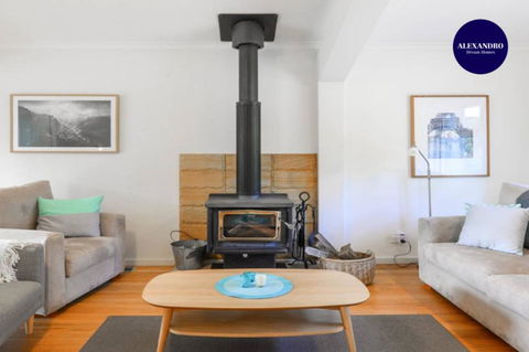 NATURE LOVERS DREAM // FIREPLACE //ACCESS TO HIKES - Australia Shopping 3