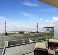 Nautilus 1 Luxury Retreat - Modern beachfront townhouse WiFi water views - Accommodation Australia