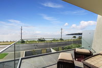 Nautilus 1 Luxury Retreat - Modern beachfront townhouse WiFi water views