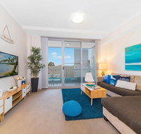 Near Airport  Train Station Stylish Two-Story Apartment - Accommodation Australia