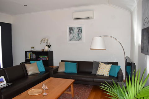 Central Executive Townhouse - Accommodation Australia 13
